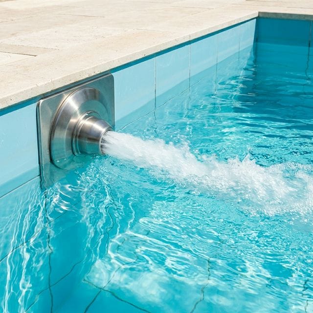 Sistema de contracorriente para piscina instalado en pared del vaso