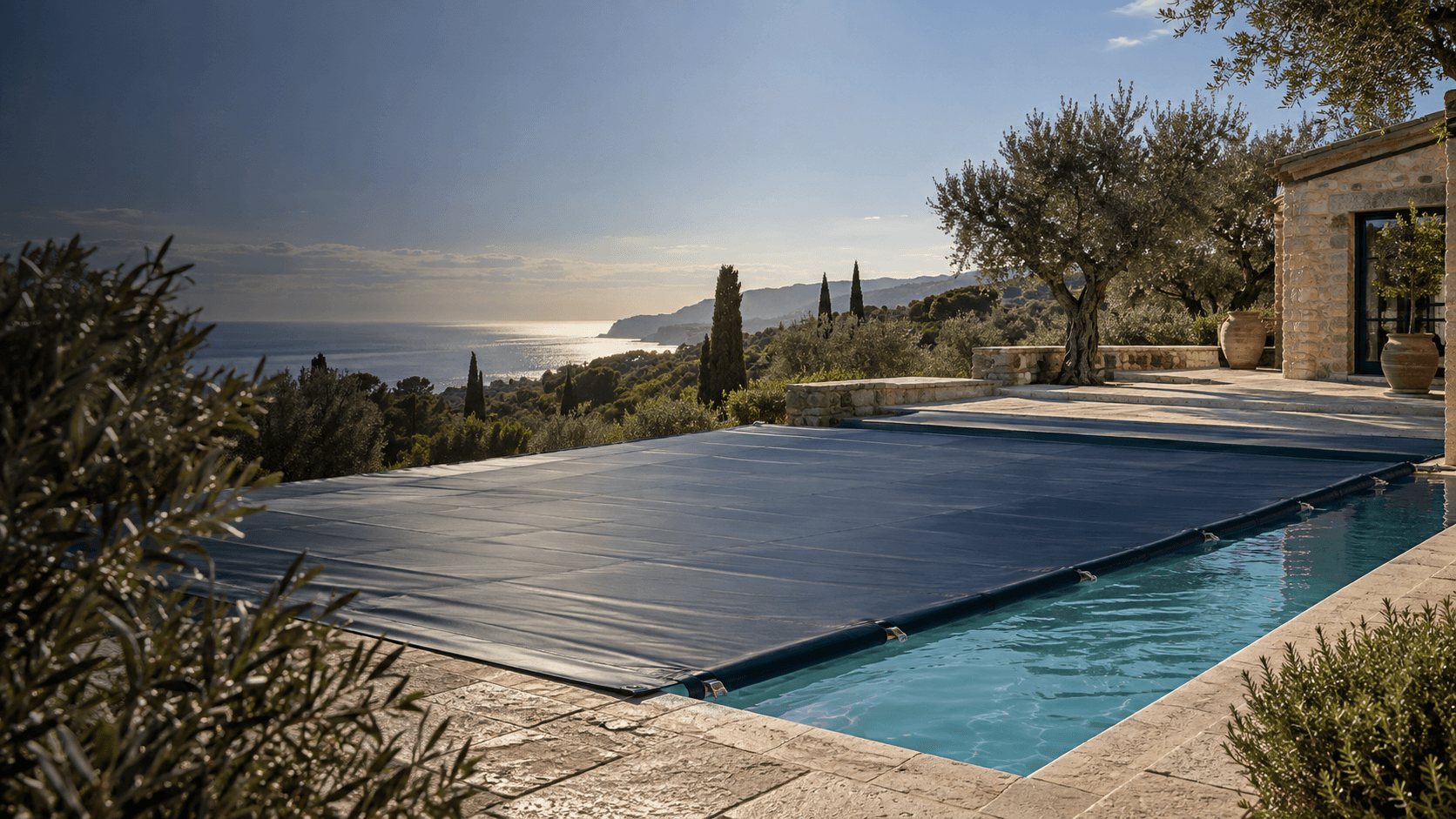 Piscina privada protegida con cubierta para el invierno